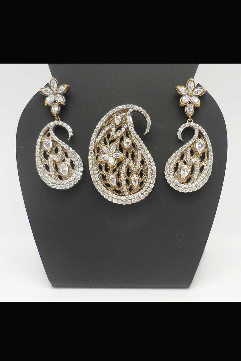 Buy Diamond 18K Gold Pendant Set with Earrings Online at Gehna