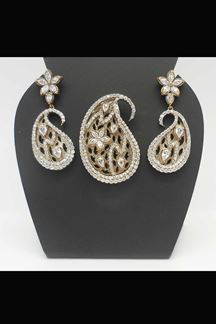 Picture of Look traditional with this golden pendant set