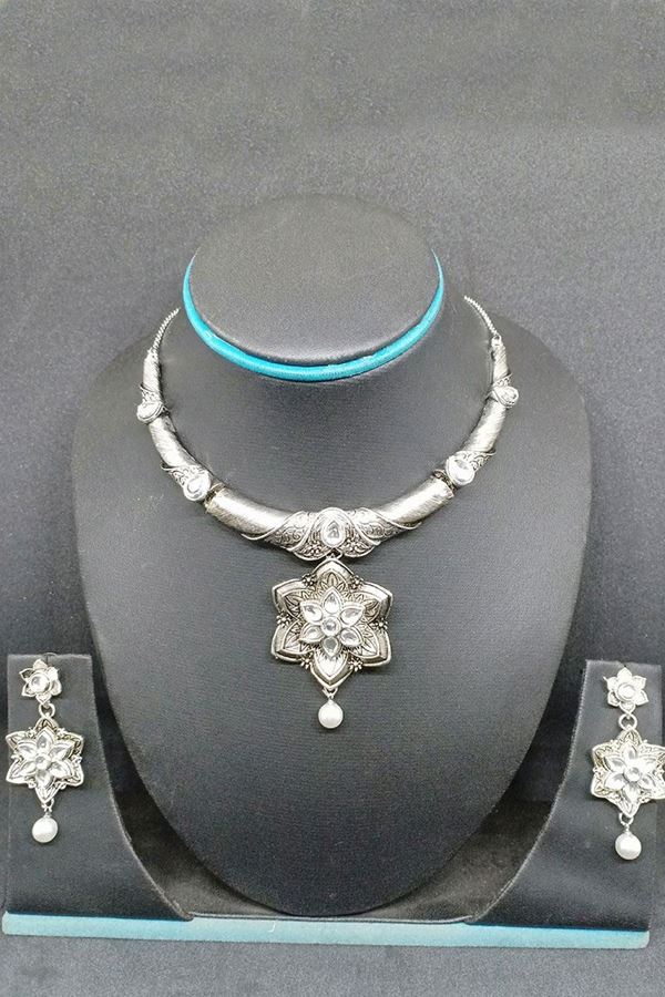 Picture of Gorgeous silver color fancy necklace set