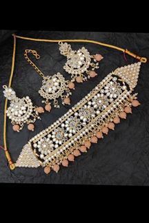 Picture of Smashing Peach Colored Premium Choker with a pair of Earrings and Mangtikka